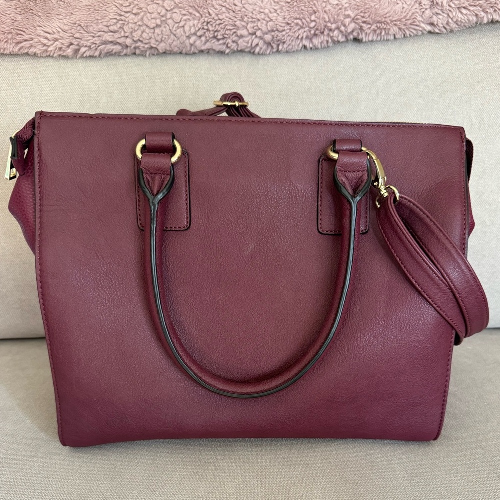 Crossbody or hand bag.